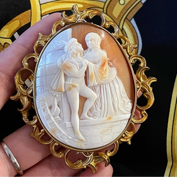✨Rare Antique Cameo Brooch Romeo and Juliet (Shell) - Picture 1 of 3